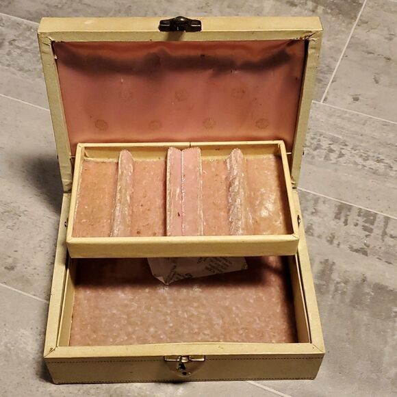 Vintage Small Mele Ivory Jewelry Box w/Pink Crushed Velvet Lining - Picture 10 of 10